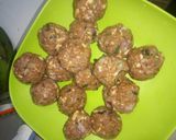A picture of step 5 of Cheesy meatballs in sauce.