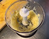 Une image de l'étape 2 de Sauce salade au citron confit, pesto de fanes epicé et melfor.