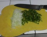 Foto del paso 2 de la receta: Chuletas a la plancha con arroz amarillo con cebollas y ají acompañado de tajadas