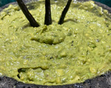 Foto del paso 2 de la receta: Salmón, guacamole 🥑 y frijoles negros refritos con manteca