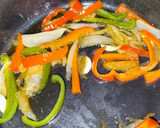 Foto del paso 3 de la receta: Fideos salteados con verduras y salsa de soja. Fácil y rápido