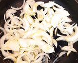 Foto del paso 1 de la receta: Hojaldre navideño con queso, confitura y cebolla caramelizada
