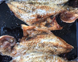 Foto del paso 1 de la receta: Dorada a la espalda, aceite y sal