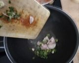 Une image de l'étape 2 de Poulet au curry rouge et lait de coco.
