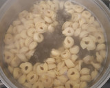 Foto del paso 1 de la receta: Tortellini tres quesos con nata y salchichas