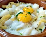 Foto del paso 8 de la receta: Cazuela de sepia encebollada con patatas fritas y huevos
