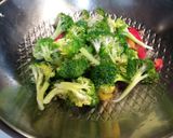 青花菜炒甜椒的食譜步驟1照片