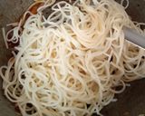 नूडल्स विथ ऑनियन एंड टमाटर (noodles with onion and tamatar recipe in Hindi) रेसिपी चरण 5 फोटो