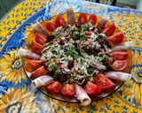 Une image de l'étape 14 de Salade de tomates, betteraves rouges, courgette et persil aux deux jambons.