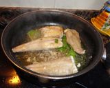 Foto del paso 3 de la receta: Rape con patatas, almejas y gambitas