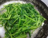 Hình bước làm 1 của món Rau muống xào tỏi