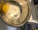 Hình bước làm 1 của món Bánh bông lan hình con sò chanh dây hạnh nhân cắt lát và hạt chia