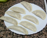 Foto del paso 5 de la receta: Empanadillas de atún con sofrito y huevo duro