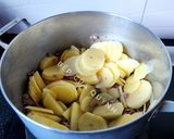 Hình bước làm 3 của món Khoai Tây Xào Thịt Nạc