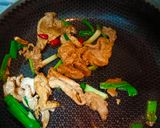 A picture of step 5 of Stir-Fried Pork with Scallions.