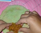 Foto langkah ke 7 dari resep Dadar Gulung Isi Unti Kelapa.