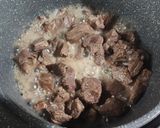 Foto del paso 5 de la receta: Roast beef desmechado con panceta y cebolla caramelizada, en pan bao (pancitos al vapor)