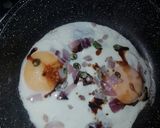 A picture of step 2 of Sunny side up egg sandwich.