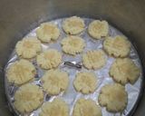 Foto langkah ke 5 dari resep Kue Semprit No Mixer No Oven.