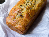 Pan de aceitunas, cebolla y provolone