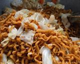Foto langkah ke 4 dari resep Mi Goreng Kampung / Mi Goreng Hajatan.