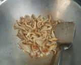 Foto langkah ke 5 dari resep Oseng jamur Lada hitam.