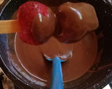 Foto del paso 3 de la receta: Fresas bañadas en chocolate 🍓🍫