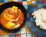 Foto langkah ke 8 dari resep Tom yam suki isi cumi otak otak dan bahan seadanya.