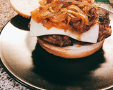 Foto del paso 7 de la receta: Hamburguesa con queso, cebolla caramelizada y patatas fritas