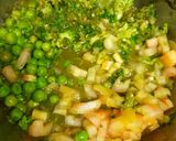 A picture of step 2 of Hariyali pav bhaji.
