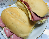 Foto del paso 2 de la receta: Pan con queso y mortadela!
