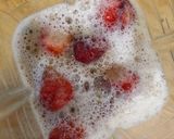 Foto del paso 2 de la receta: Licuado de fresa de 3 ingredientes en 3 pasos
