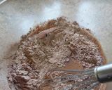 Фото кроку 3 до 🧁 Шоколадні капкейки з шоколадним кремом і малиновим джемом.