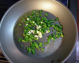 Foto del paso 2 de la receta: Salsa de brotes de cebolla blanca, champignon y ciboulette para tallarines