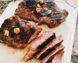 Φωτογραφία βήματος 5 της συνταγής Sirloin steak με σως βούτυρο-σκόρδο-δεντρολίβανο