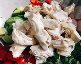 Hình bước làm 2 của món Salad Nui Trộn Ức Gà Xé, Rau Củ & Sữa Chua Healthy