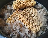 รูปขั้นตอนการทำที่ 3 ของ บะหมี่กึ่งฯหมูสับต้มยำ (แบบปรุงรสเอง)