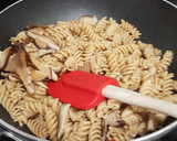 Foto del paso 2 de la receta: Espirales integrales con shitake, jamón y albahaca