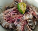 Foto langkah ke 2 dari resep Udang goreng mentega.