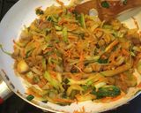Foto del paso 3 de la receta: Fideos de arroz con salteado de verduras varias