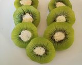 Foto del paso 6 de la receta: Kiwis rellenos con quesos, en salsa de kiwis