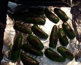 Foto del paso 3 de la receta: Salsa de tomates de hoja con chiles jalapeños, asados