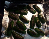Foto del paso 3 de la receta: Salsa de tomates de hoja con chiles jalapeños, asados