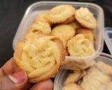 A picture of step 5 of Piping Cookies.