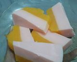 Foto langkah ke 5 dari resep Puding Mangga Lapis Stroberi.