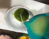 Foto del paso 3 de la receta: Jamoncitos de alas de pollo al limón con corazones rotos de alcachofa y pimiento asado