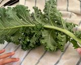 Foto del paso 1 de la receta: Chips de kale picantes