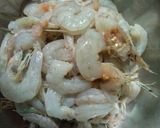 รูปขั้นตอนการทำที่ 2 ของ กุ้งผัดกระเทียมพริกไทย😋