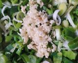 Foto del paso 1 de la receta: Salsa de puerro, verdeo y ajo..