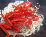 Foto del paso 3 de la receta: Lengua en salsa de pimientos!